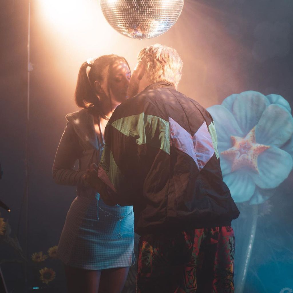 Blümchen und Finch in ihrem Musikvideo zu "Herzalarm"