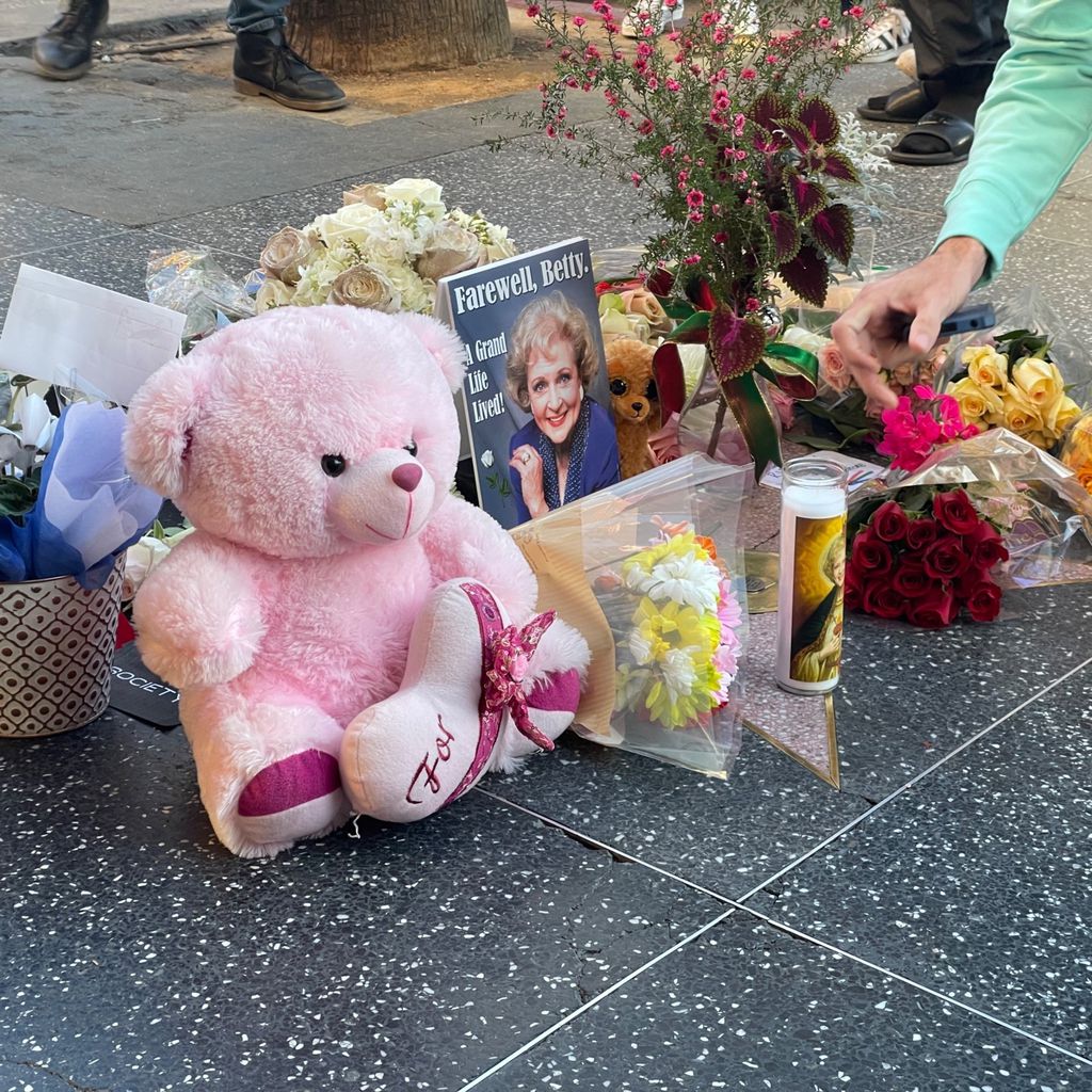 Blumen auf Betty Whites Stern auf dem Walk of Fame