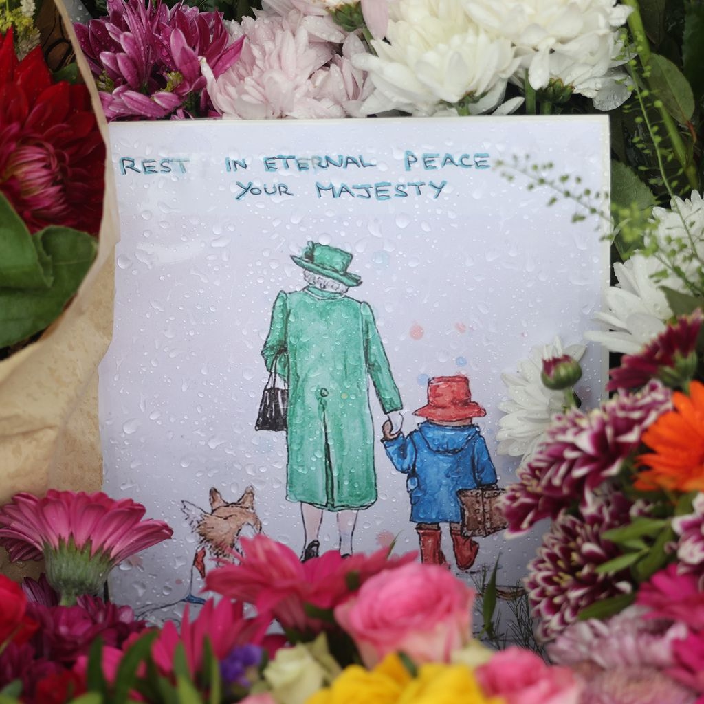 Blumen und eine Paddington Bär-Karte nach dem Tod der Queen 2022 vor Schloss Windsor