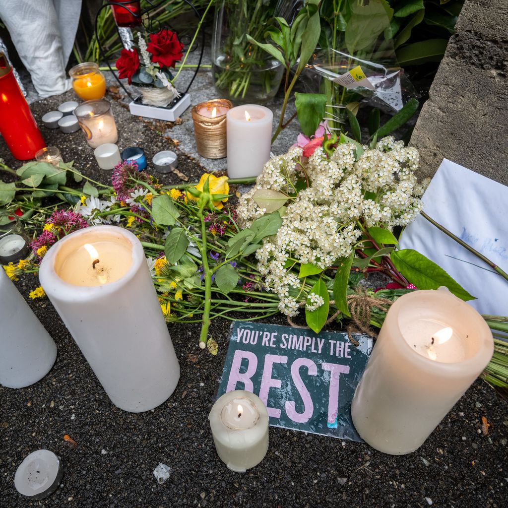 Blumengestecke vor Tina Turners Haus in der Schweiz