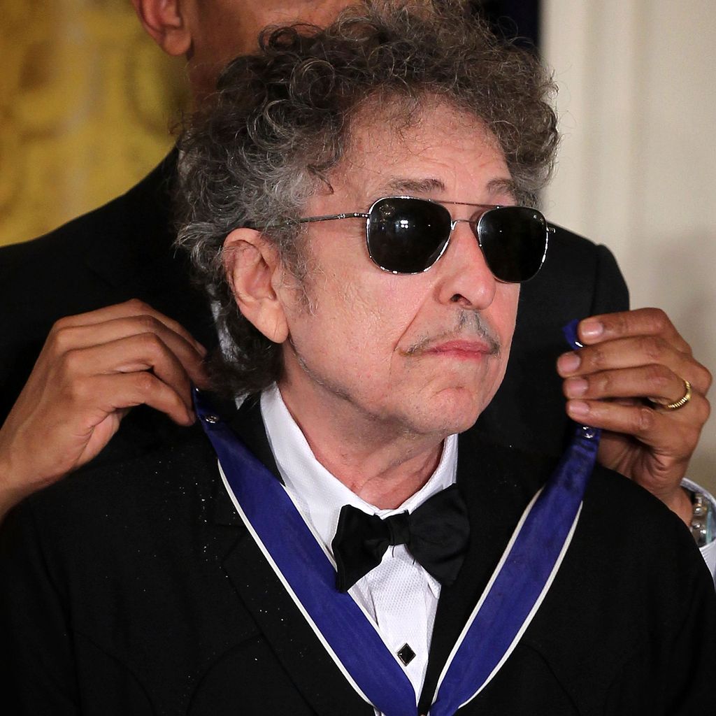 Bob Dylan erhält von Barack Obama eine Medaille des Friedens im Jahr 2012