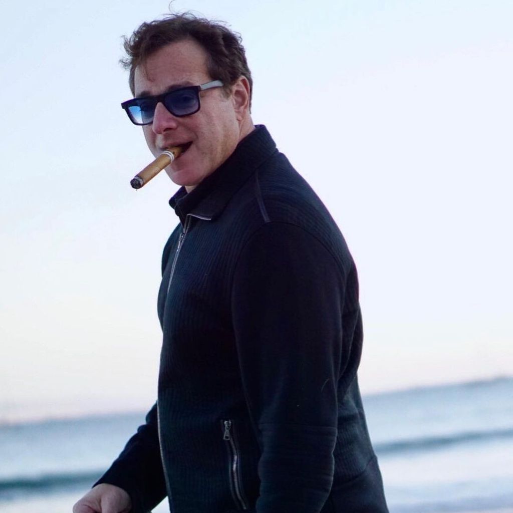Bob Saget posierend am Strand