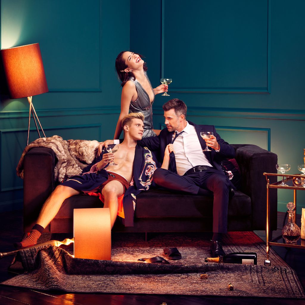 Bobbi Atakan (Asli Melisa Uzun), Paul Verhoven (Lennart Betzgen, l.), Oliver Sabel (Jo Weil)