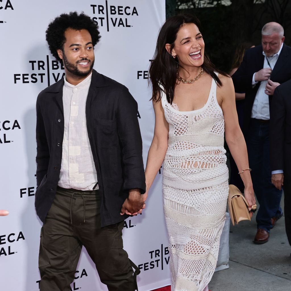 Bobby Wooten III und Katie Holmes auf dem roten Teppich