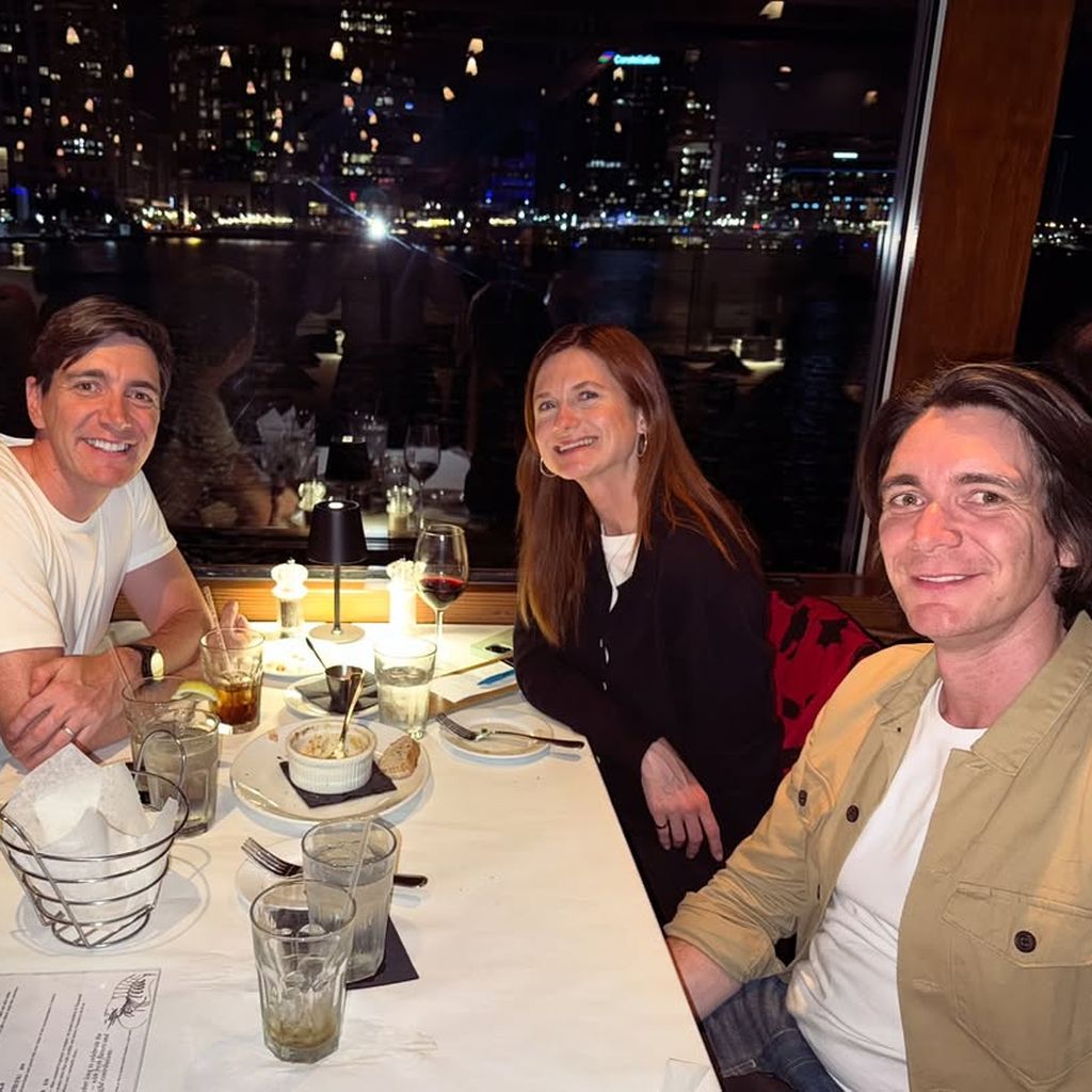 Bonnie Wright diniert mit James und Oliver Phelps
