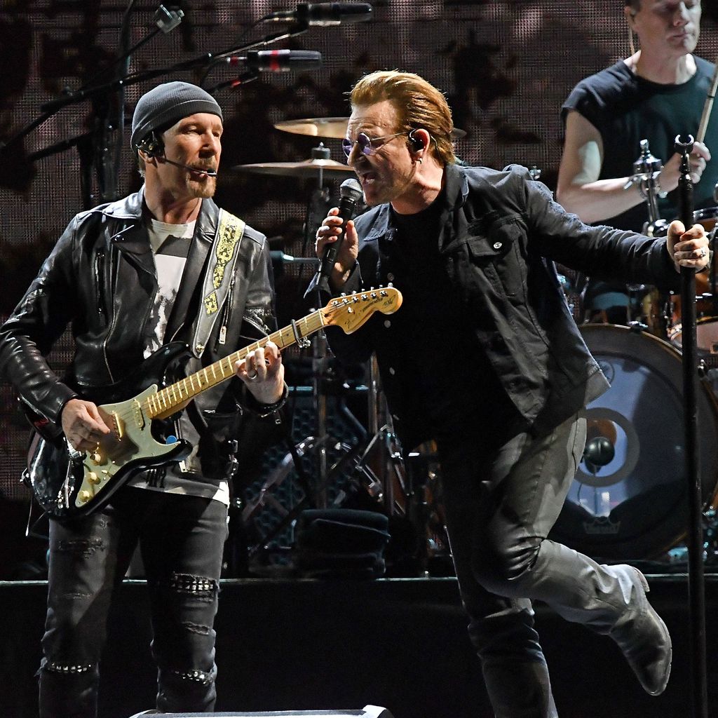 Bono und Gitarrist The Edge performen in New Jersey