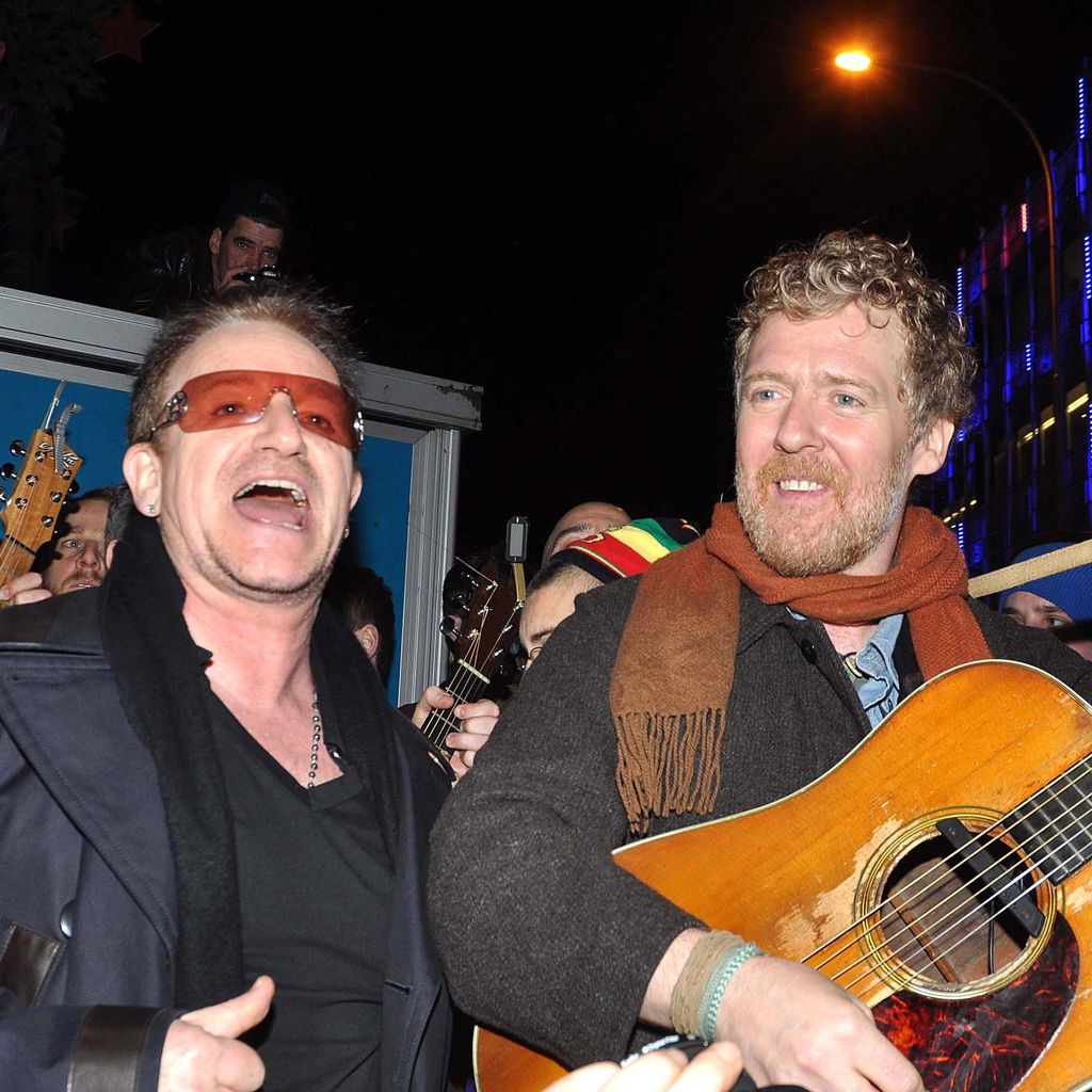 Bono und Glen Hansard bei der traditionellen Christmas-Eve-Buskingsession auf der Grafton Street in Dublin, 24.12.2012