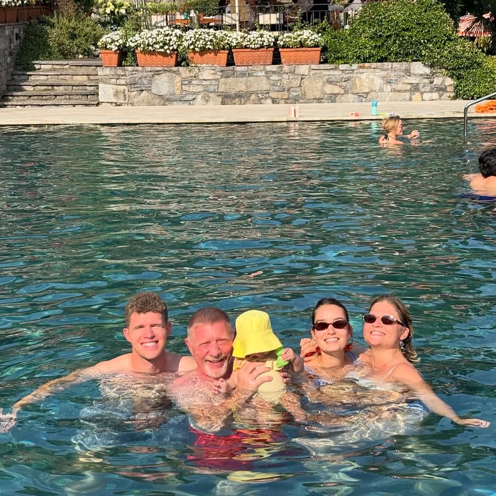Boris Becker und Familie badet im Urlaub am Comer See