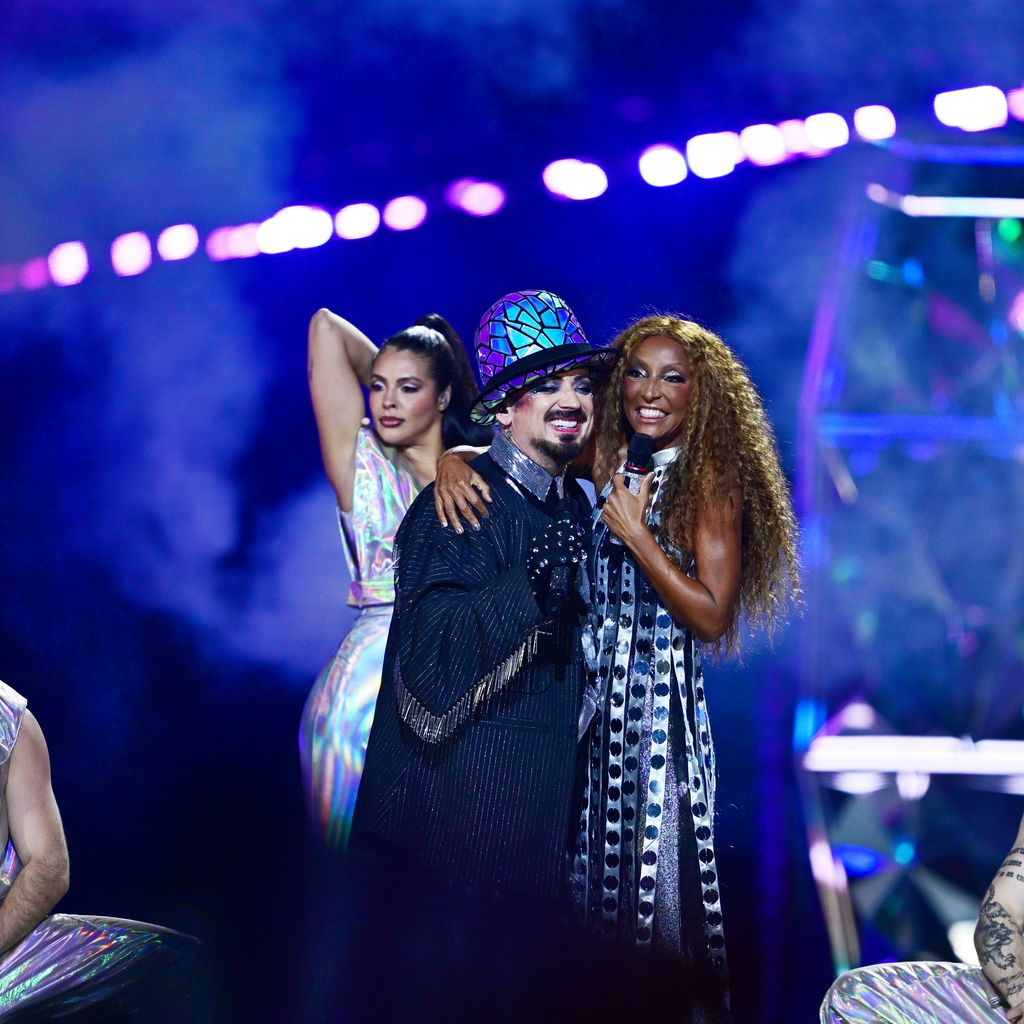 Boy George und Senhit nach ihrem Auftritt im ersten ESC-Halbfinale 2026 in der Wiener Stadthalle