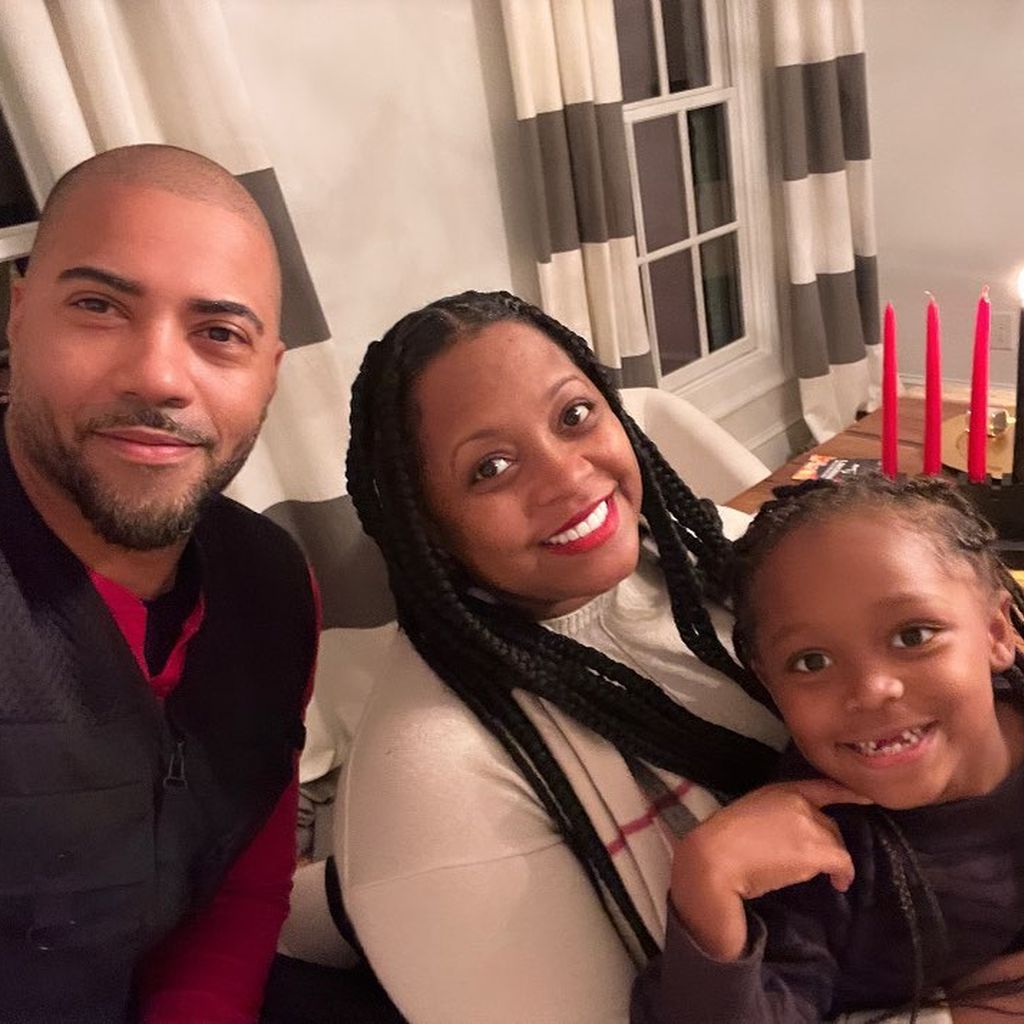 Keshia Knight Pulliam (m.) mit ihrem Mann Brad James und ihrer Tochter Ella