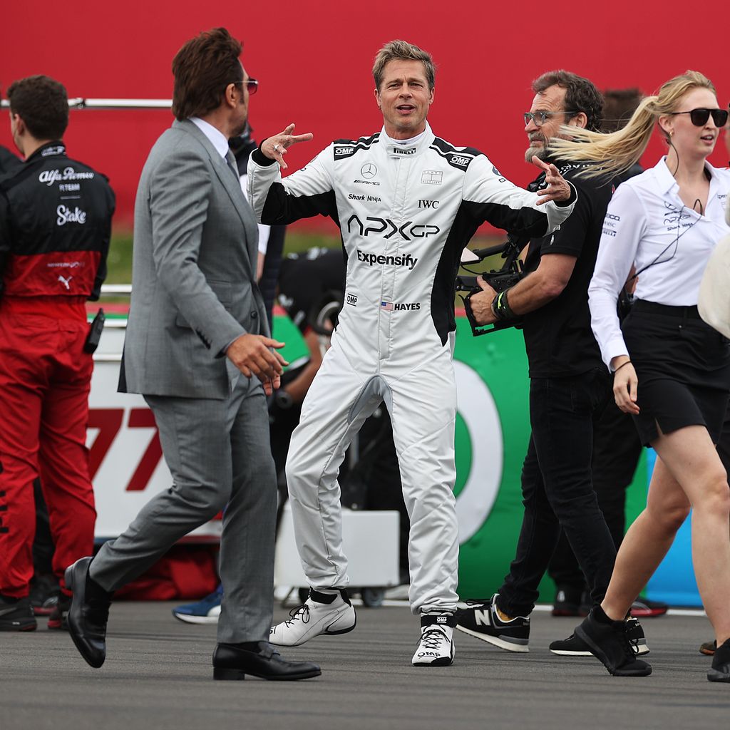 Brad Pitt (r.) mit Javier Bardem beim Formel-1-Grand Prix in Großbritannien