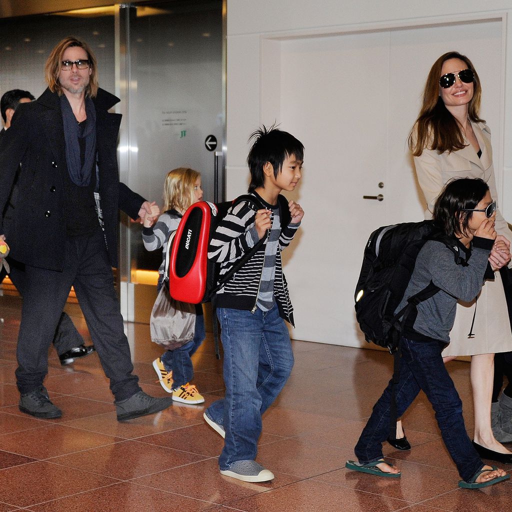 Brad Pitt und Angelina Jolie mit ihren Kindern, 2011