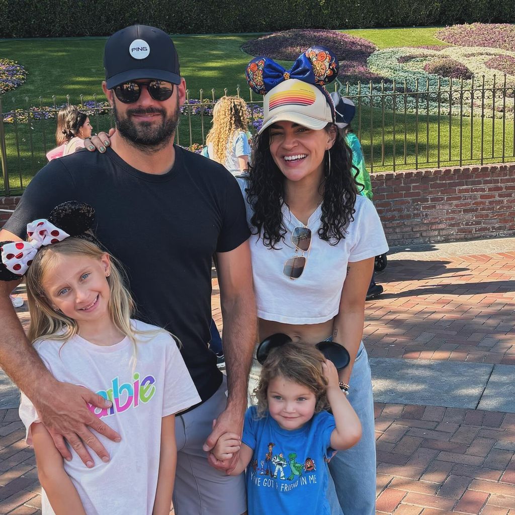 Brad Richardson und Jessica Szohr mit ihren zwei Kindern im Juni 2024