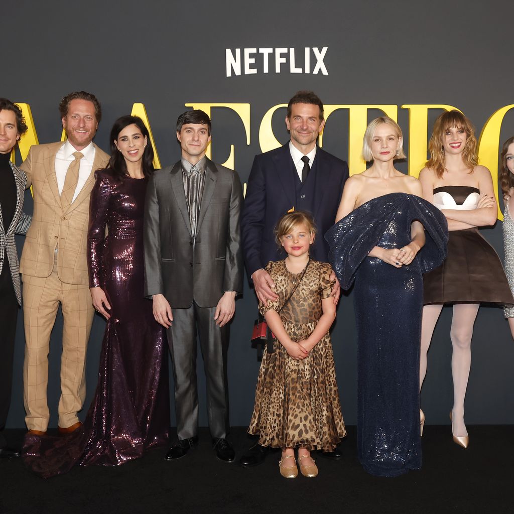 Bradley Cooper mit seiner Tochter Lea und dem "Maestro"-Cast, Dezember 2023