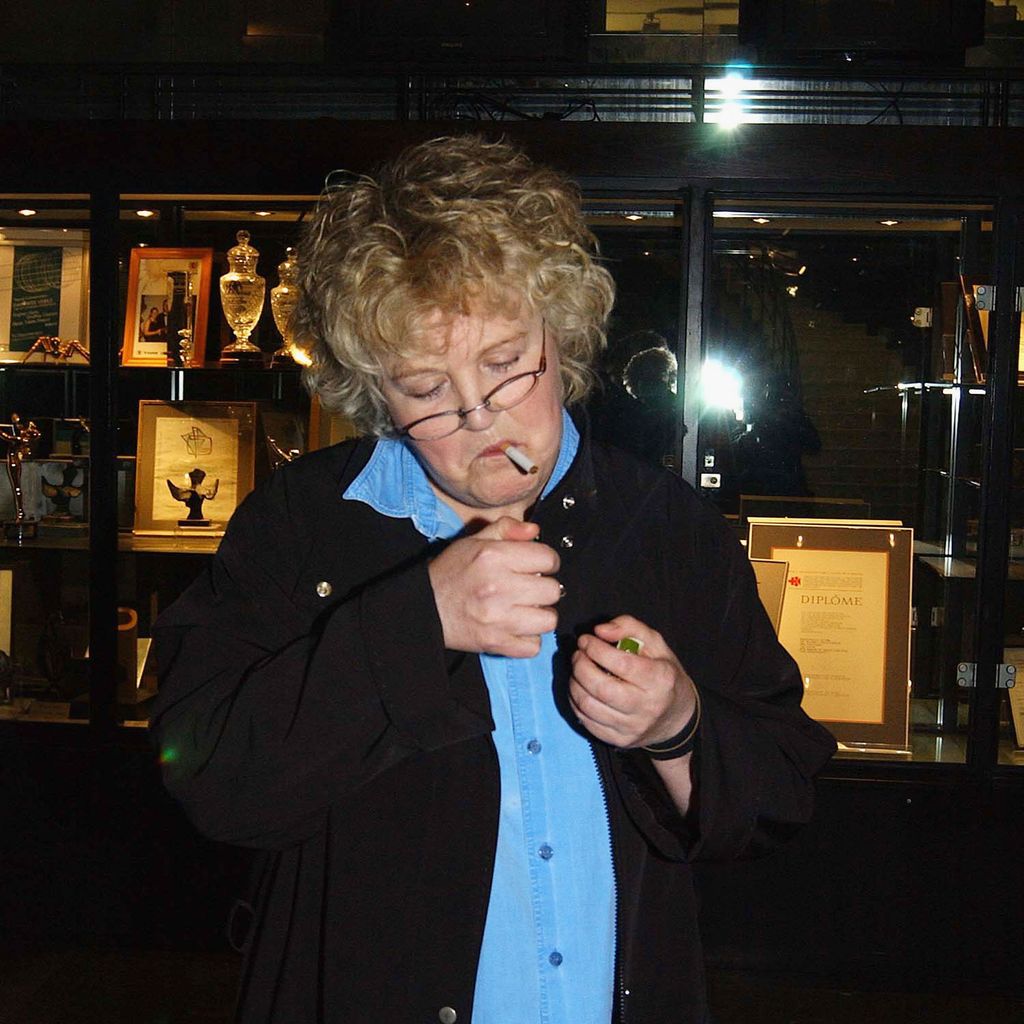 Brenda Fricker zündet sich eine Zigarette an in Dublin, 15. Oktober 2004