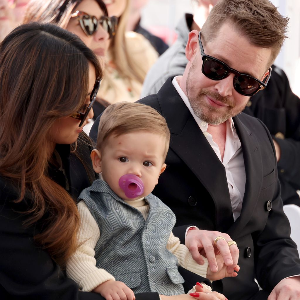 Brenda Song und Macaulay Culkin mit ihrem jüngsten Sohn, Dezember 2023