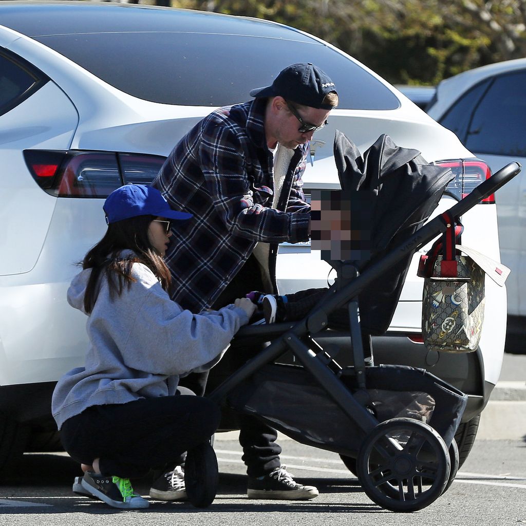 Brenda Song und Macaulay Culkin mit ihrem Kind im Februar 2022