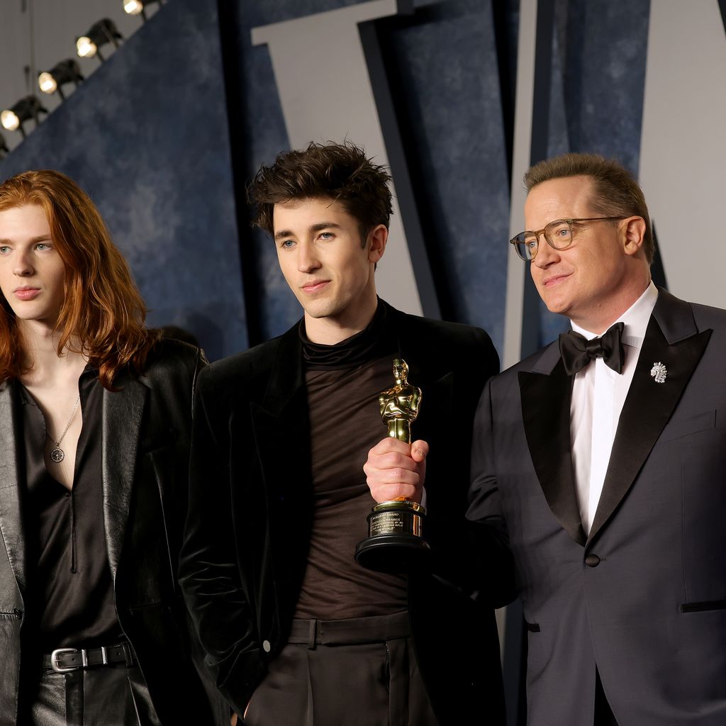 Brendan Fraser, seine Söhne und Jeanne Moore im Rahmen der 2023 Vanity Fair Oscar Party