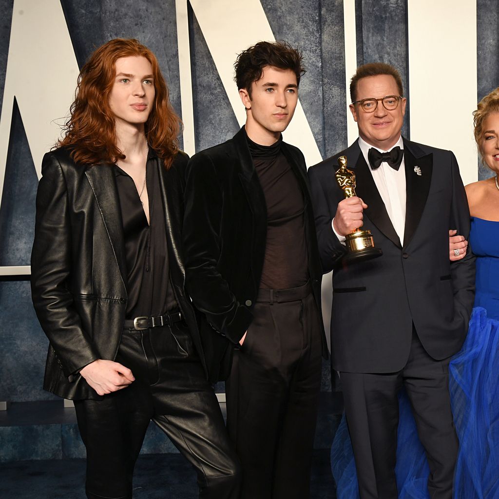 Brendan Fraser, seine Söhne und Jeanne Moore im Rahmen der 2023 Vanity Fair Oscar Party