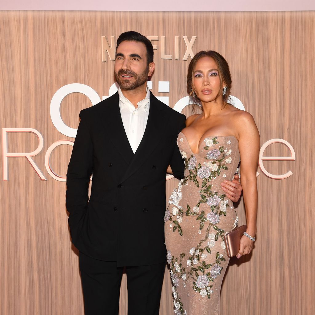 Brett Goldstein und Jennifer Lopez bei der New-York-Premiere von "Office Romance" im Regal Union Square.