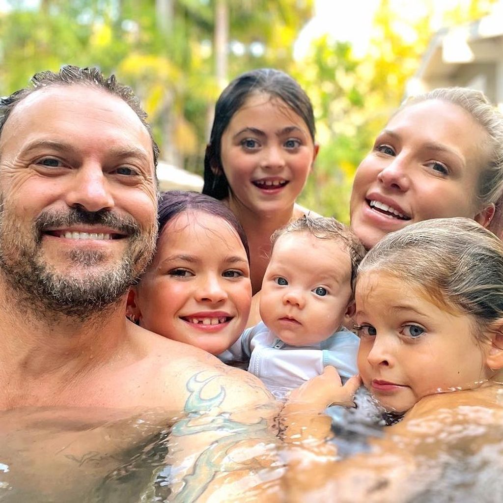 Brian Austin Green mit seinen Kindern und Sharna Burgess