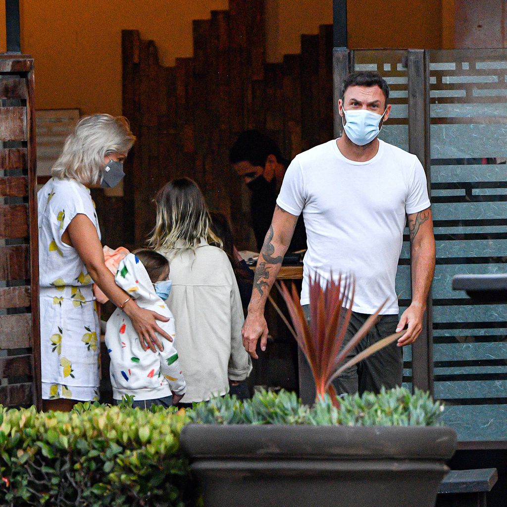 Sharna Burgess, Brian Austin Green und seine Kinder vor einem Restaurant