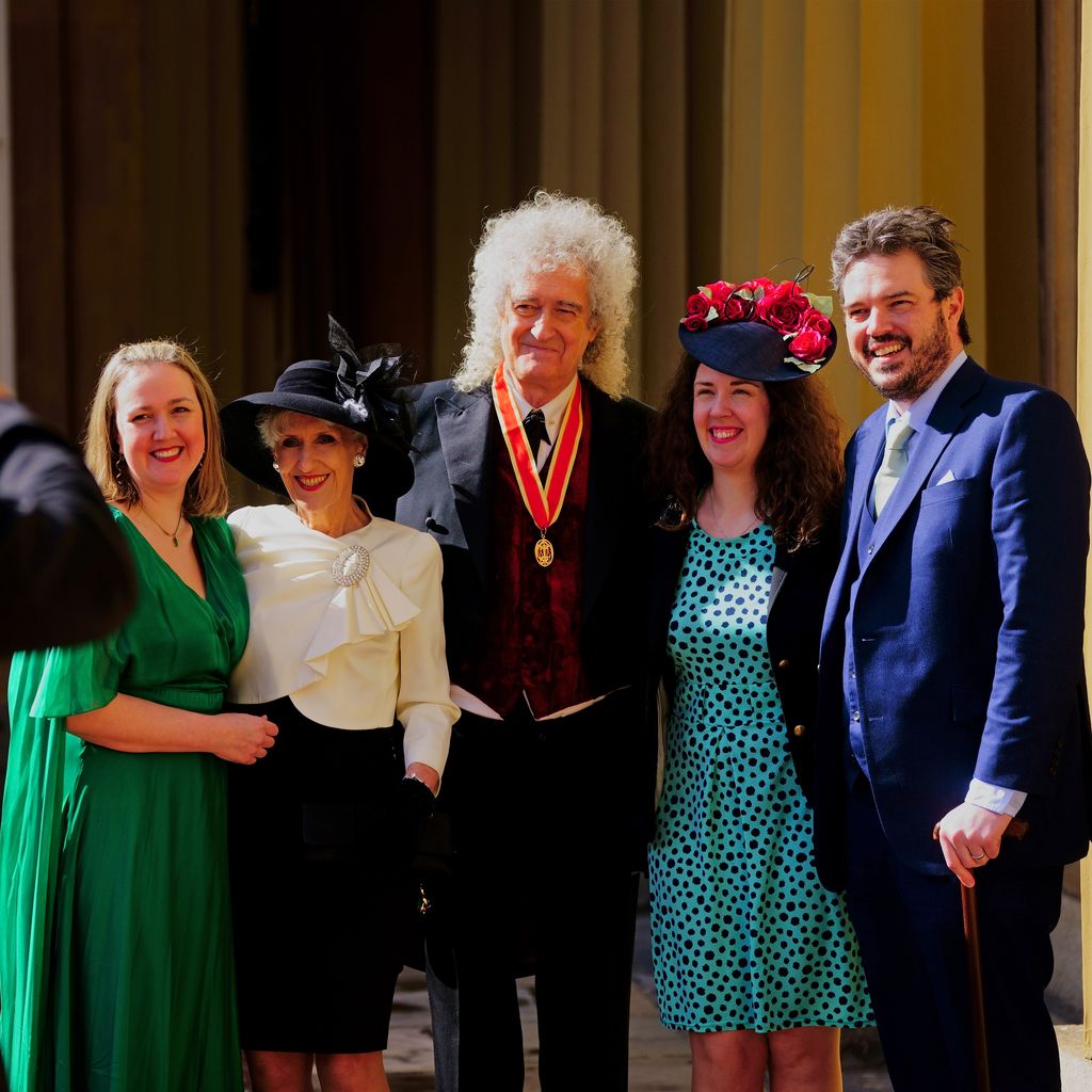 Brian May und seine Familie am Buckingham Palace