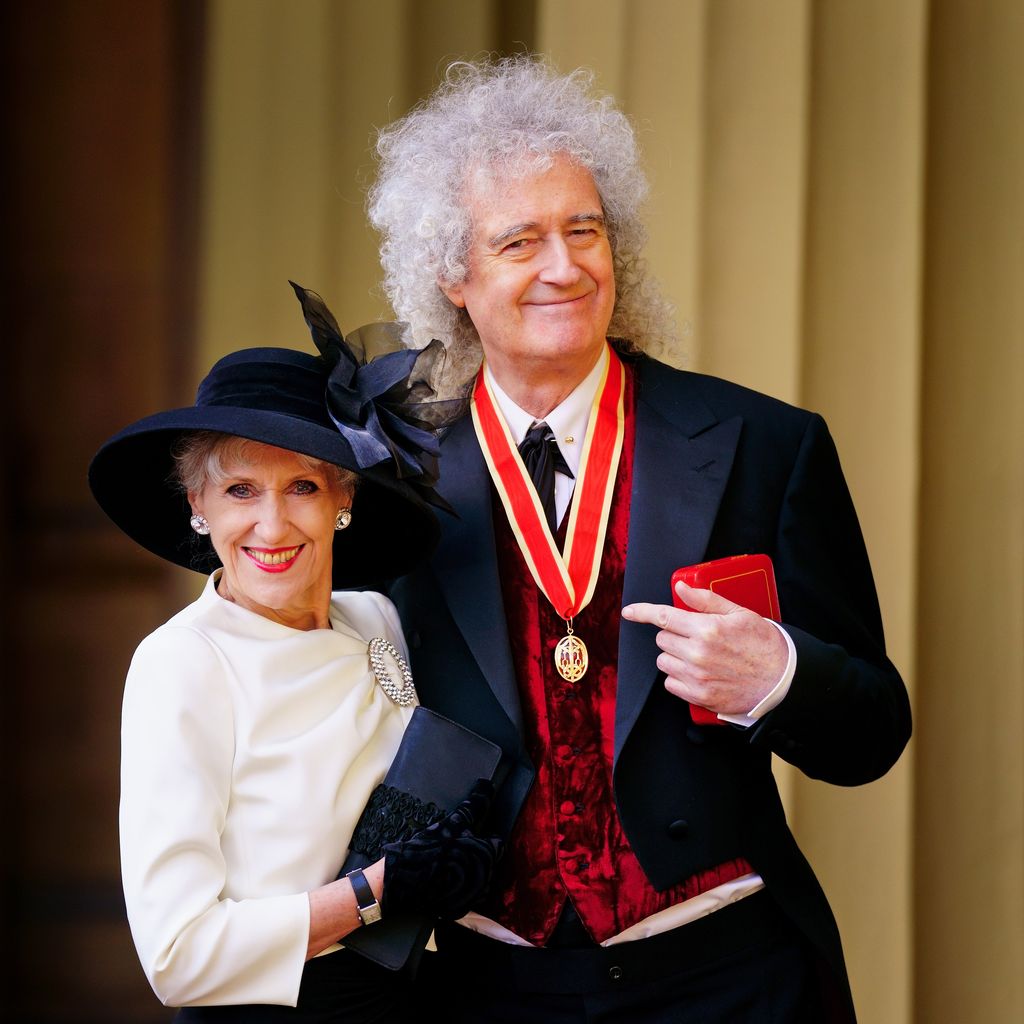 Brian May und seine Frau Anita Dobson im Buckingham Palace