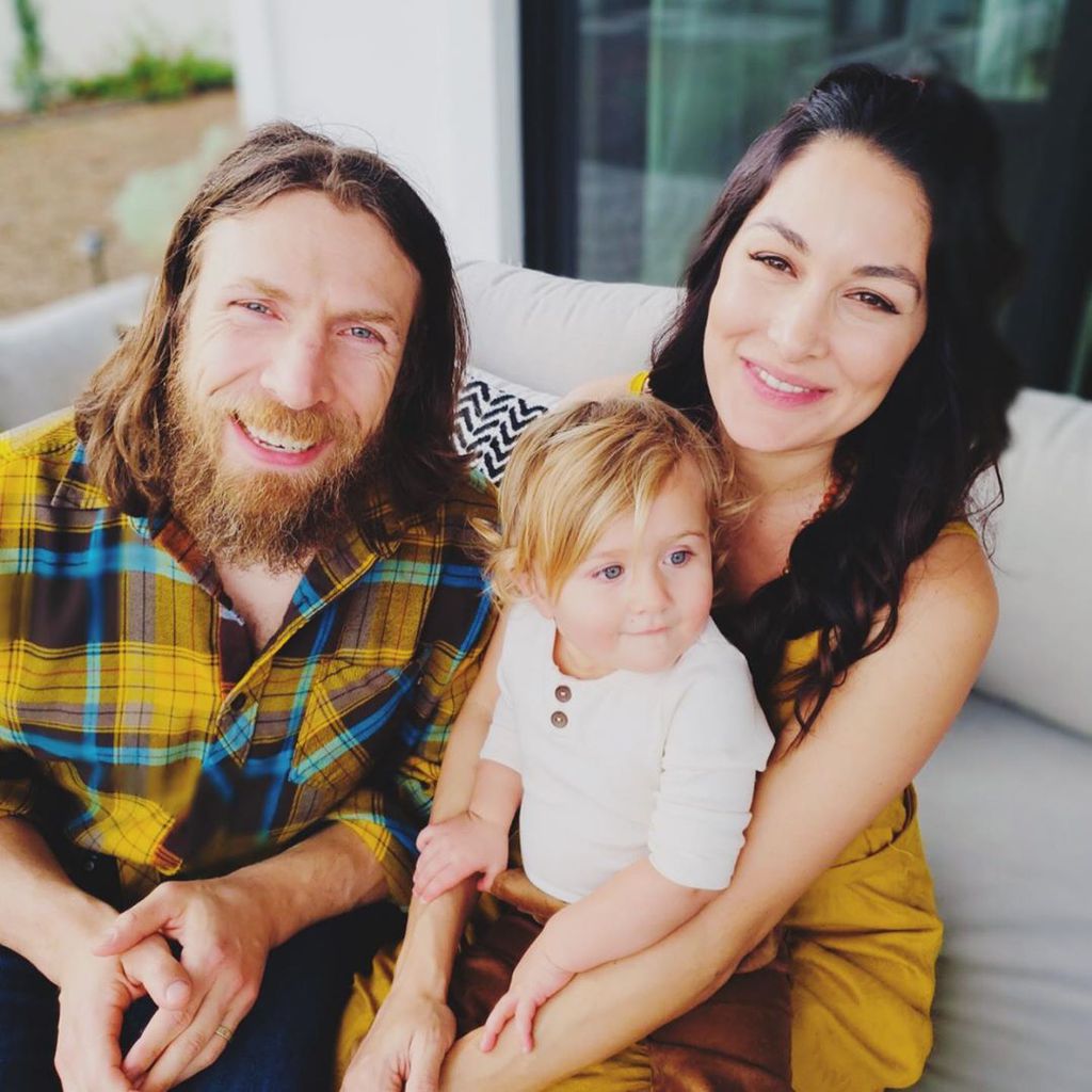 Brie Bella mit ihrem Mann Daniel Bryan und ihrer Tochter