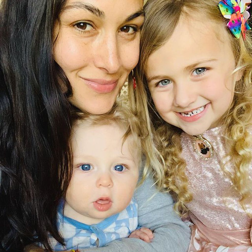 Brie Bella mit ihren beiden Kids