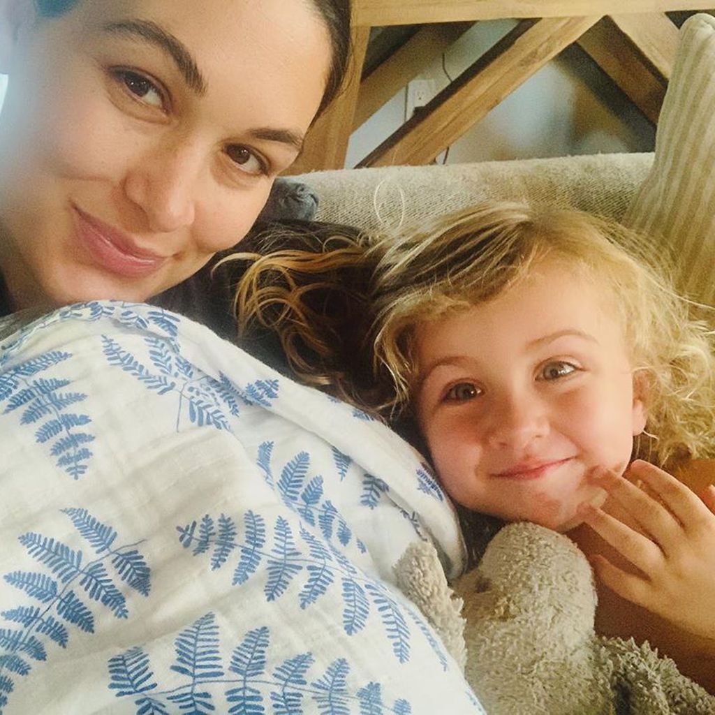 Brie Bella mit ihren beiden Kindern