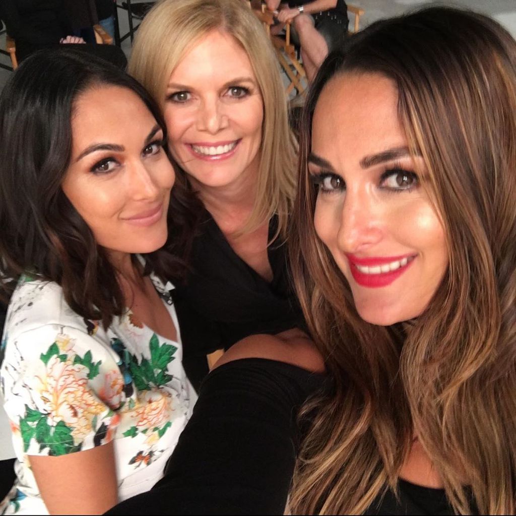 Brie Bella mit ihrer Mutter Kathy und ihrer Schwester Nikki