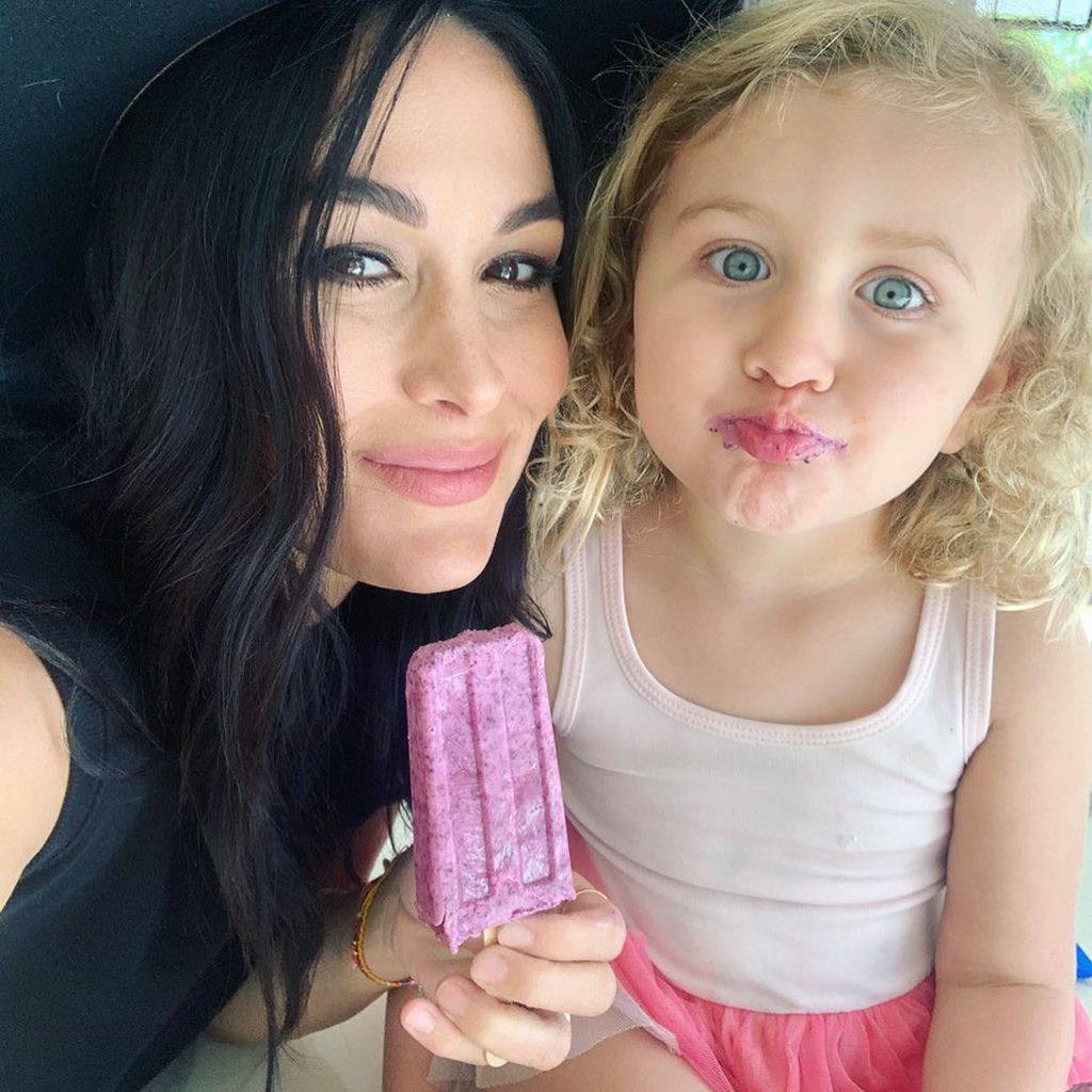 Brie Bella mit ihrer Tochter