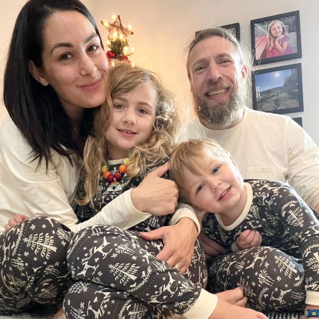 Brie Bella und Bryan Danielson mit ihren Kindern Birdie und Buddy im Dezember 2022