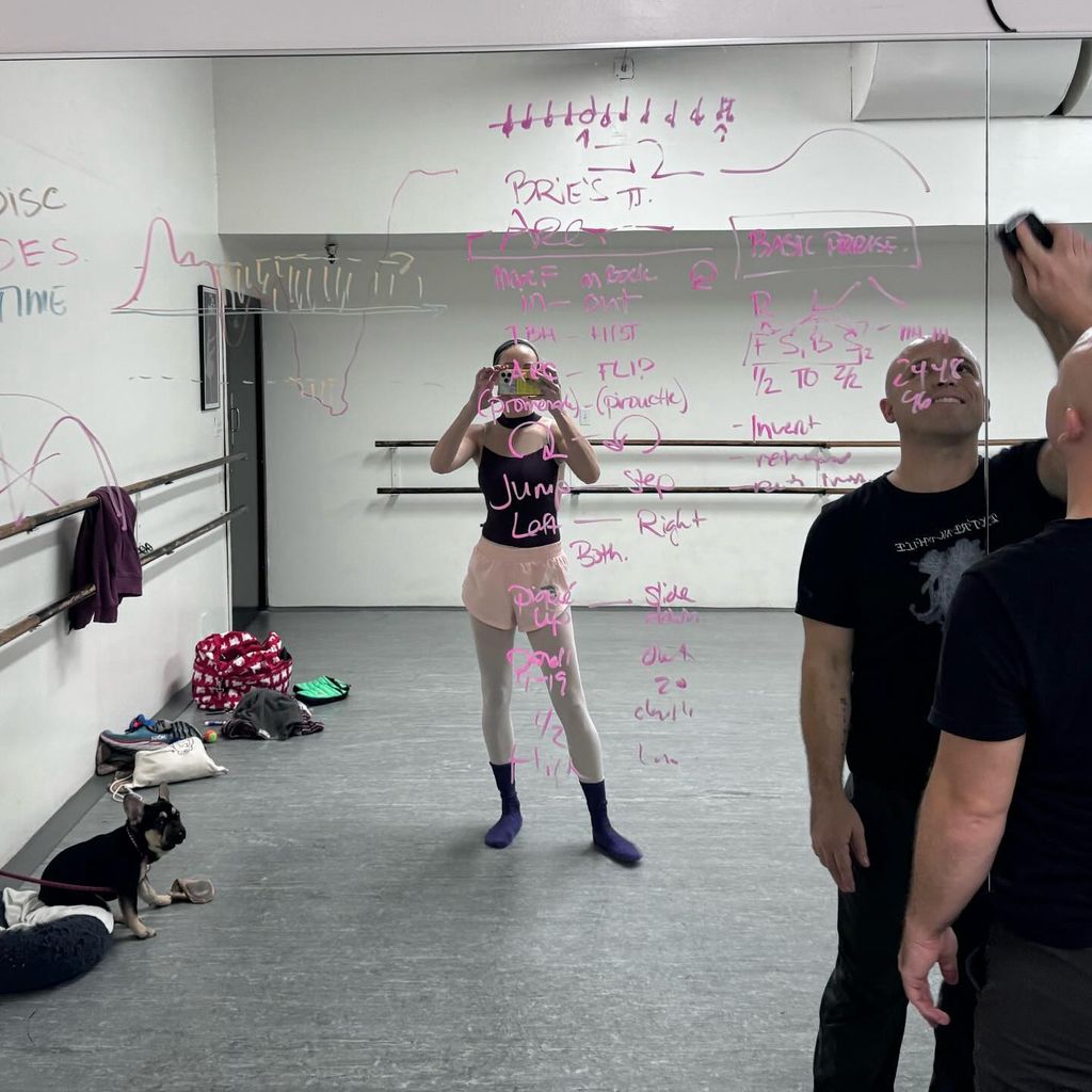 Brie Larson mit Balletttrainer Charlie Arches, 2024