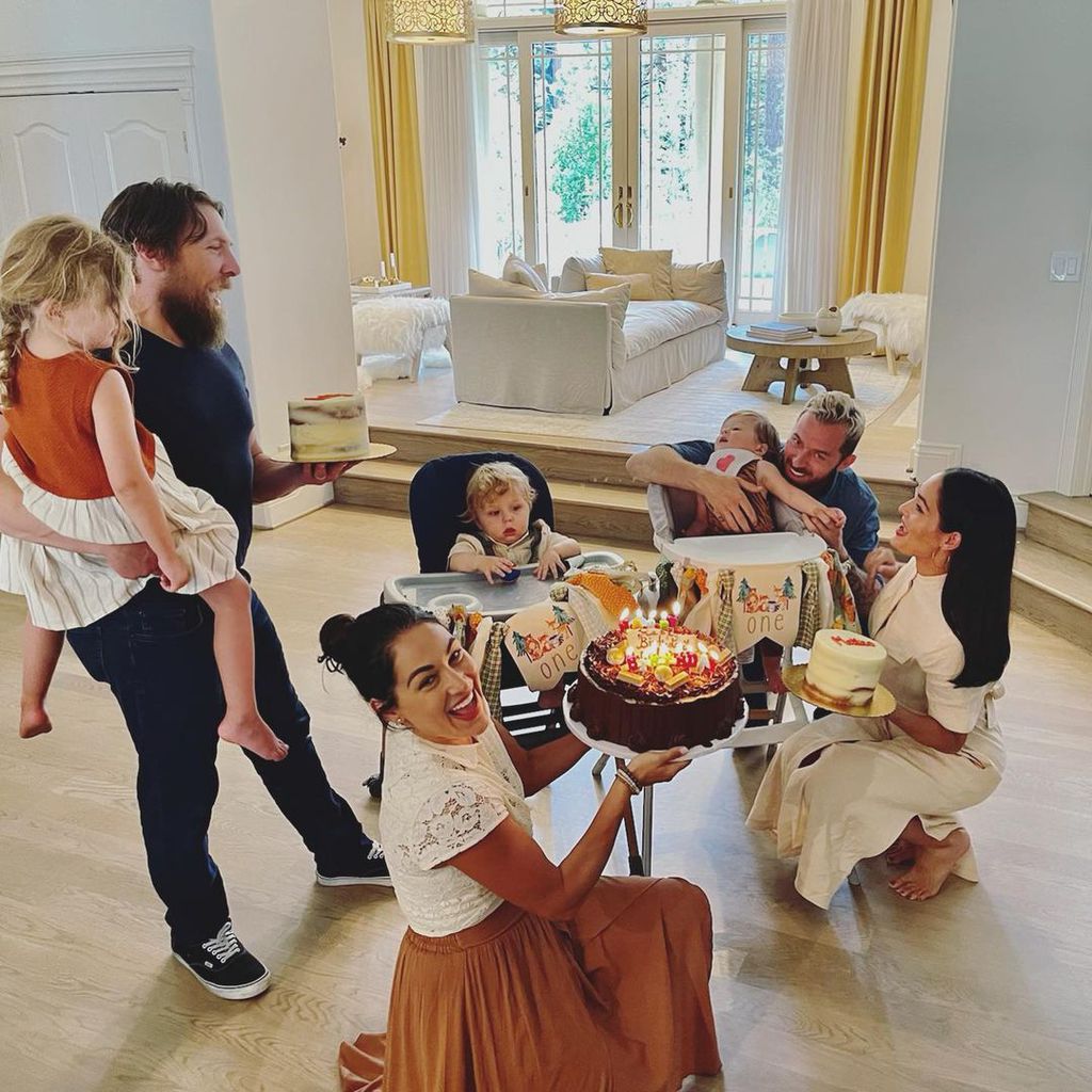 Brie und Nikki Bella mit ihren Familien