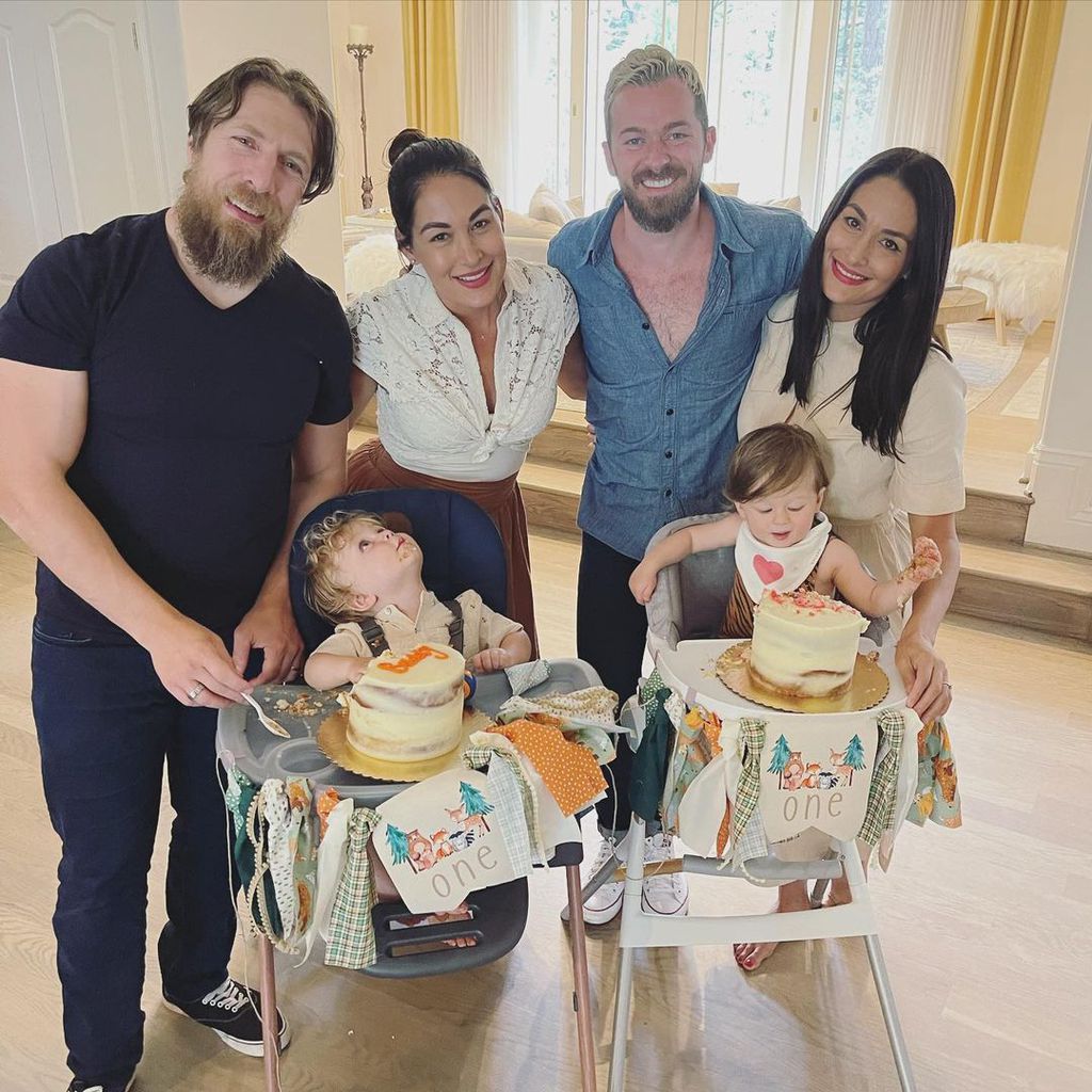 Brie und Nikki Bella mit ihren Familien