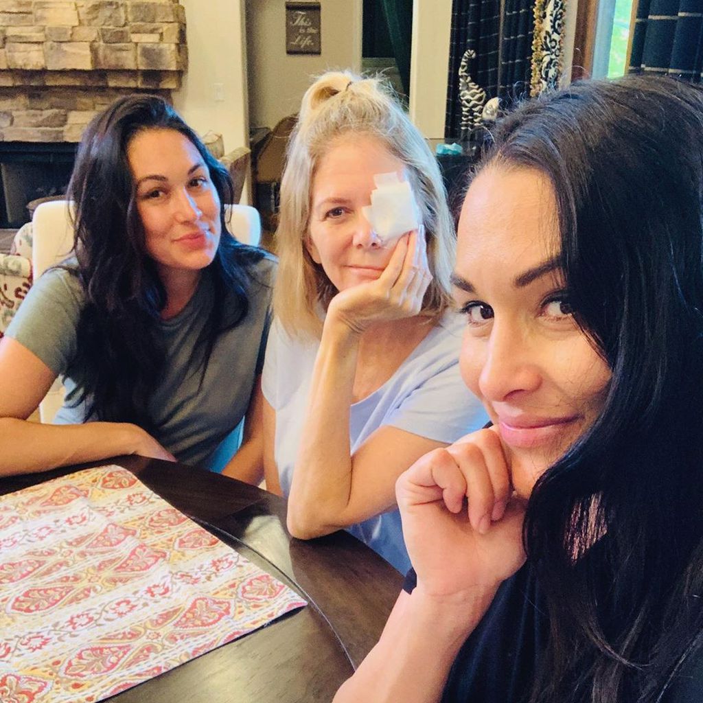 Brie Bella mit ihrer Mutter Kathy und ihrer Schwester Nikki