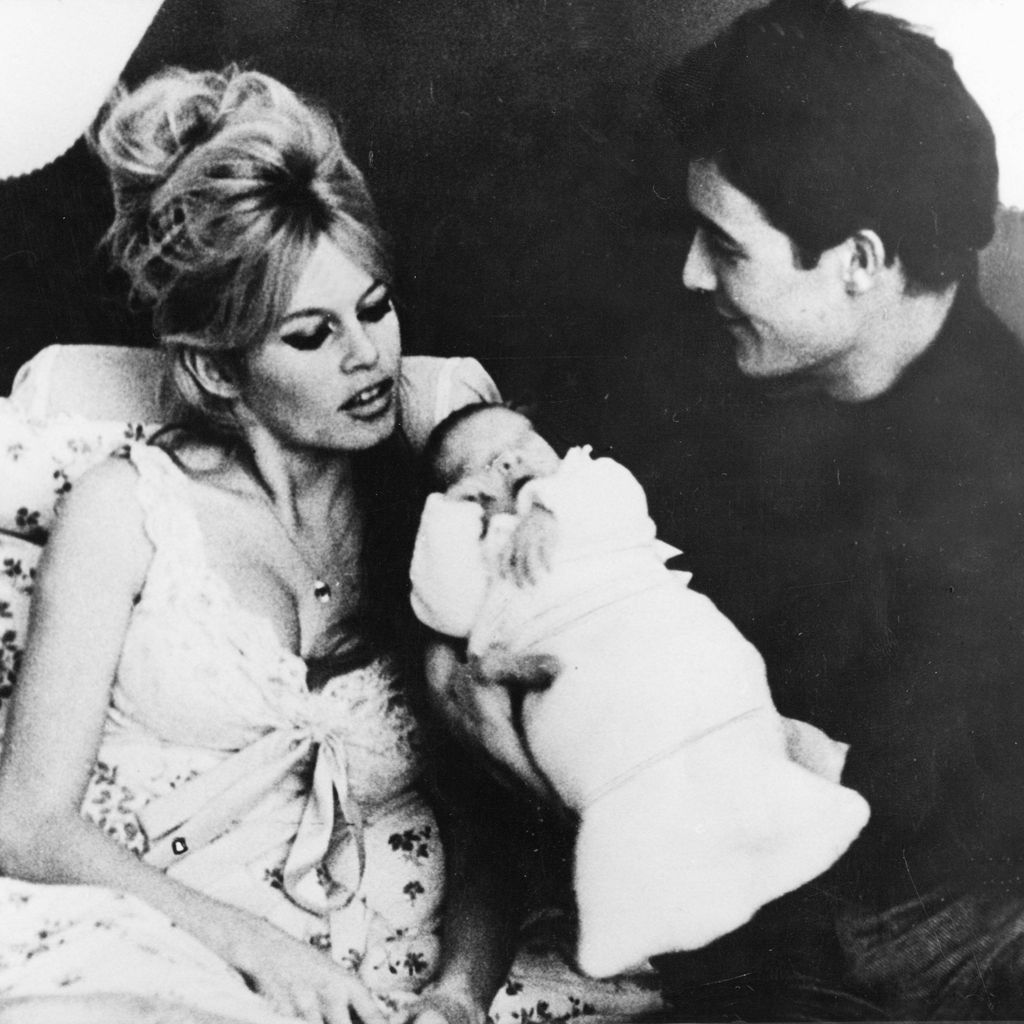 Brigitte Bardot und Jacques Charrier mit ihrem neugeborenen Sohn Nicolas-Jacques, 1960