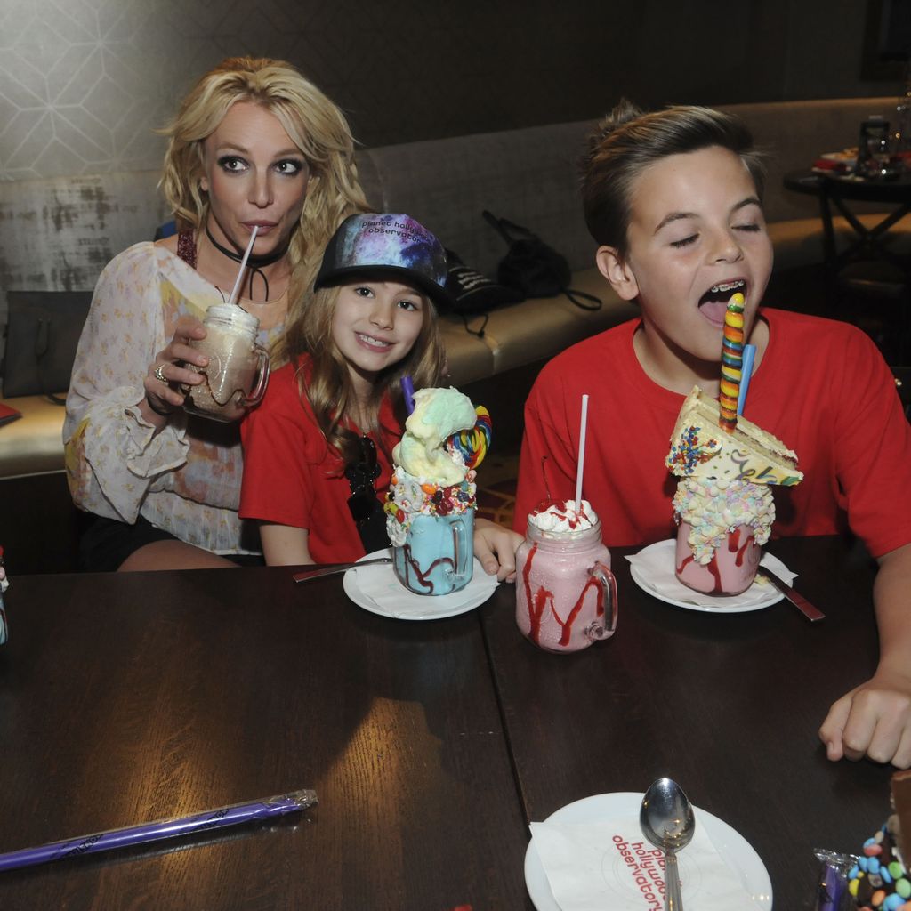 Britney Spears, ihre Kids und ihre Nichte in einem Lokal