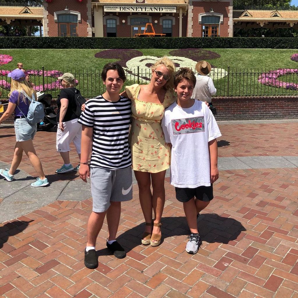 Britney Spears mit ihren Söhnen im Disneyland im August 2019