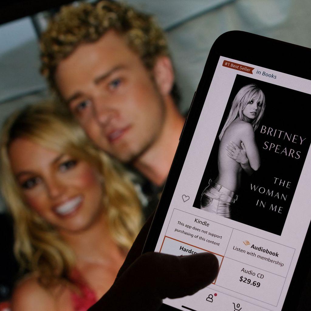 Britneys Buch "The Woman In Me" vor einem Bild von ihr und Justin Timberlake