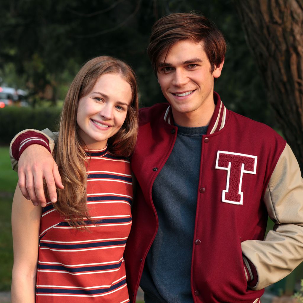 Britt Robertson und KJ Apa am Set von " Bailey – Ein Hund fürs Leben"