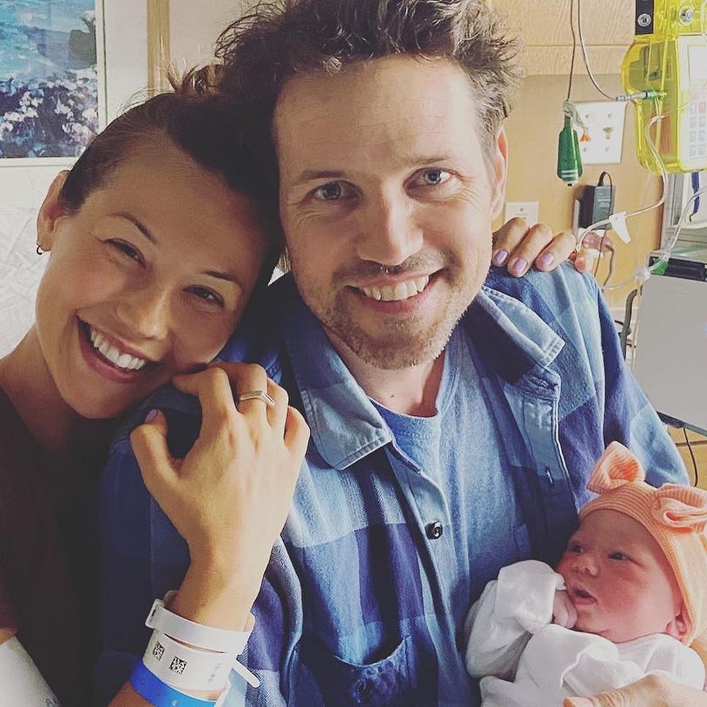 Britt Nilsson mit ihrem Mann Jeremy Byrne und dem gemeinsamen Kind im Juli 2022