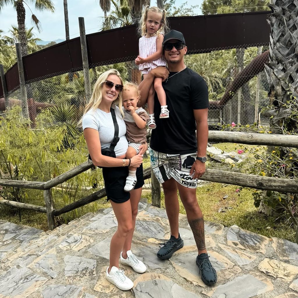 Brittany und Patrick Mahomes mit ihren Kindern Bronze und Sterling