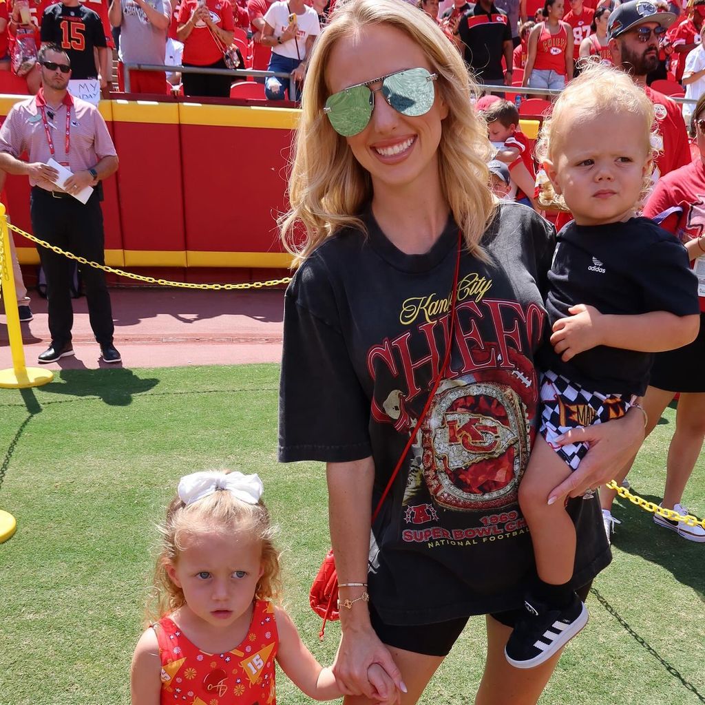 Brittany Mahomes mit ihren beiden Kindern im August 2024