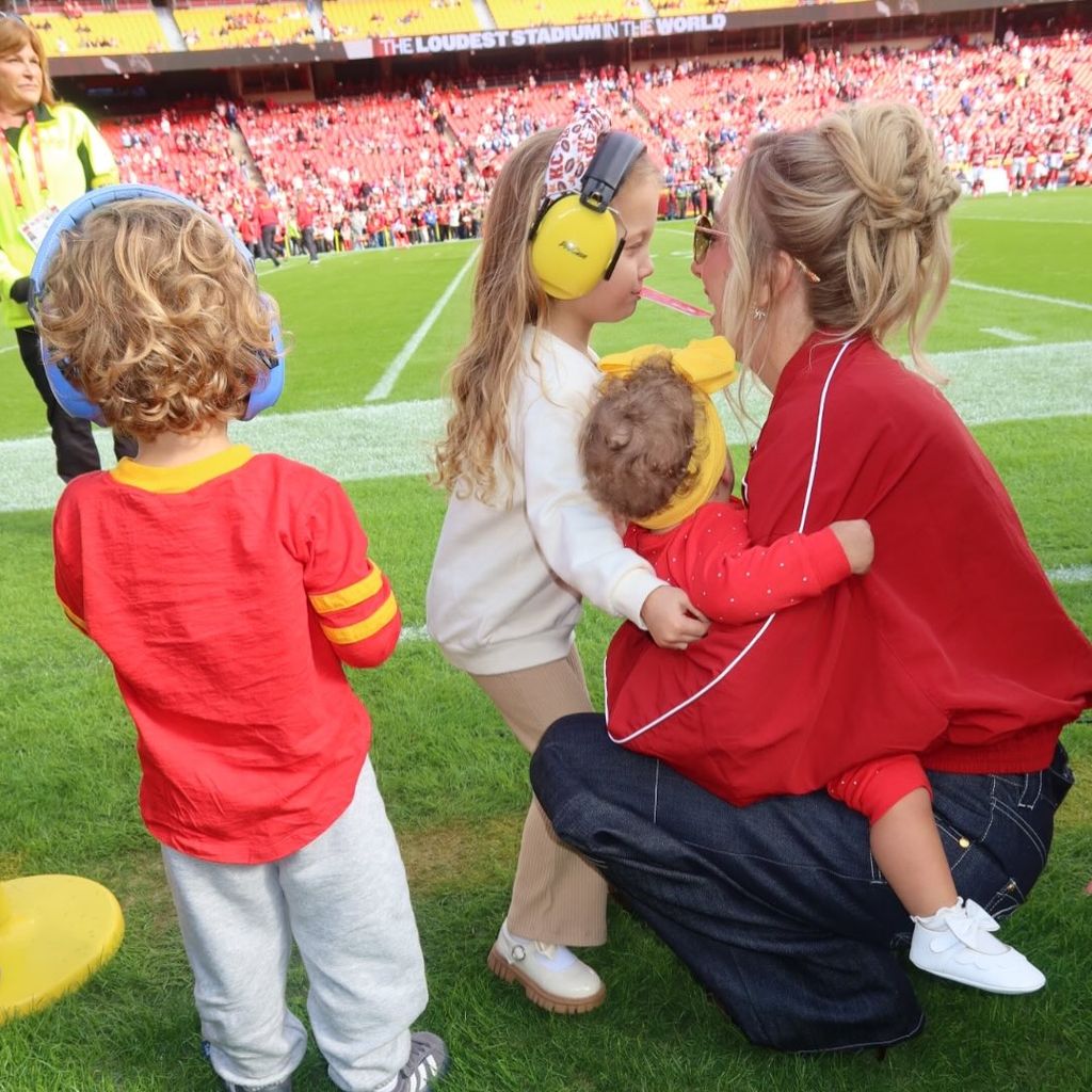 Brittany Mahomes mit ihren Kindern, November 2025