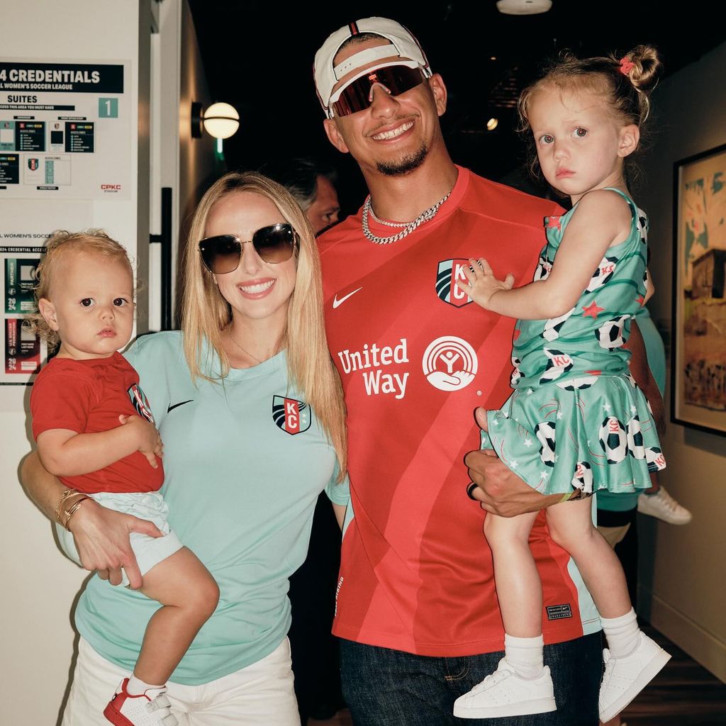Brittany und Patrick Mahomes mit ihren Kindern, Juni 2024