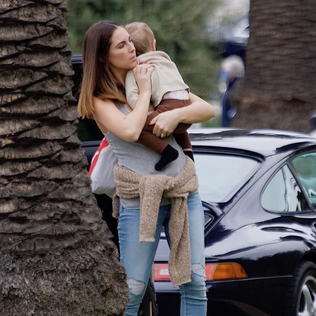 Brittny Ward mit ihren Sohn in Santa Monica