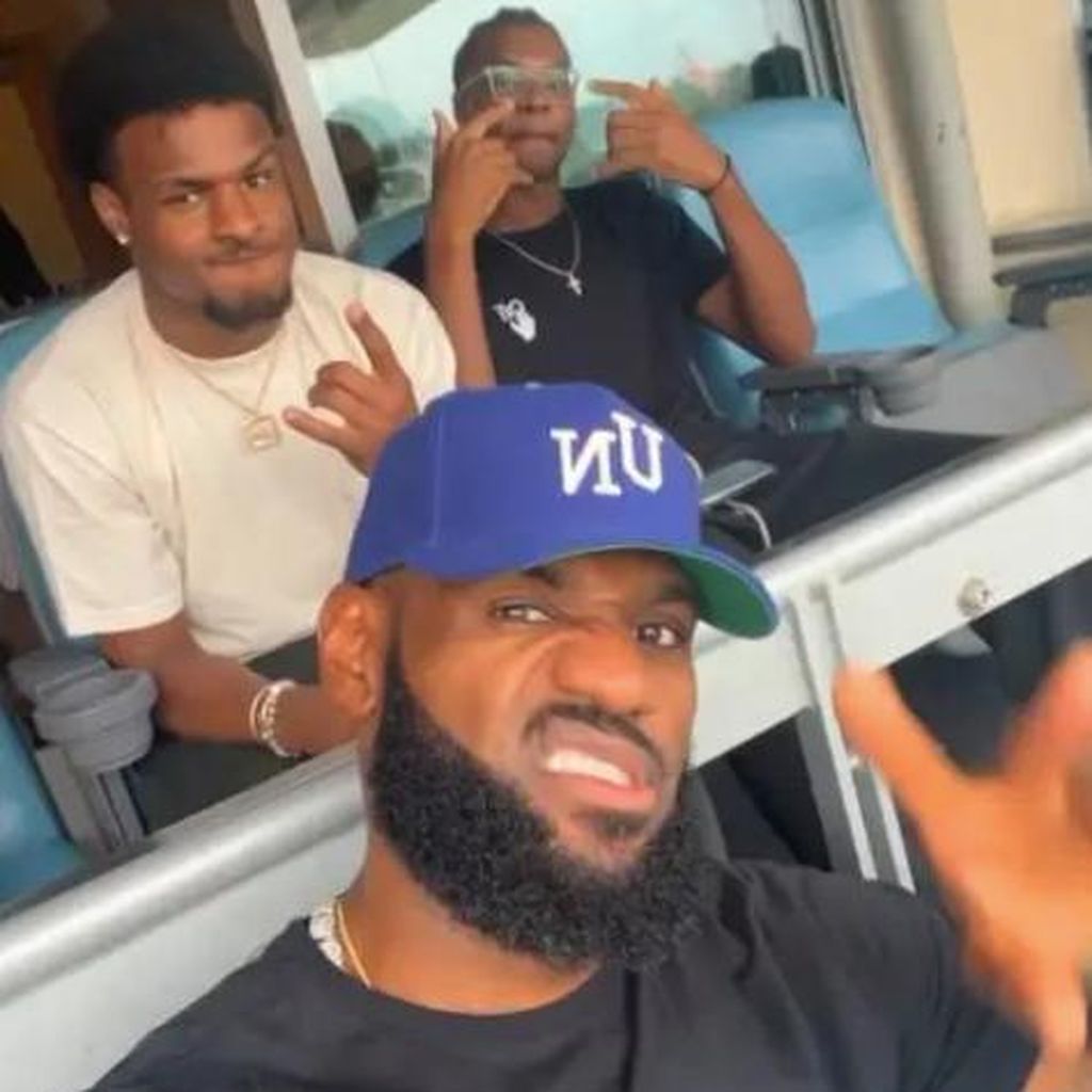 Bronny, LeBron und Bryce James im Basketballstadion